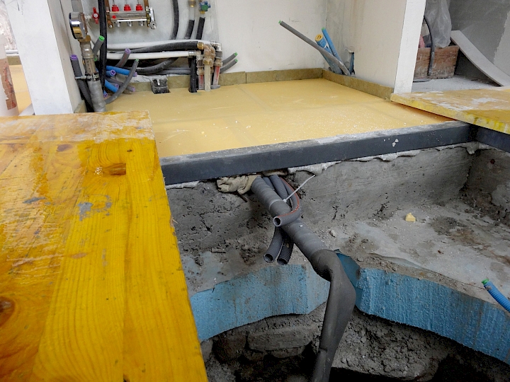 Réservations pour la mise en place d'une pompe au fond du puits.