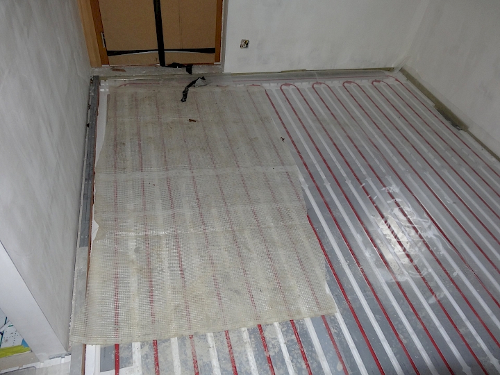 L'extension est chauffée à distance, depuis la chapelle. Le système de chauffage au sol permet de limiter les déperditions thermiques lors du passage des conduites à l'extérieur du fait de la faible température du liquide caloporteur.