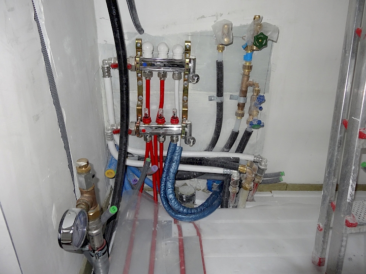 Collecteur de chauffage au sol dans l'espace kitchenette.