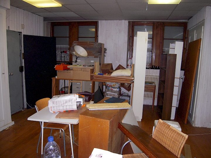 Grande salle au rez-inférieur. A ce niveau, les locaux seront réaménagés en logement de fonction.