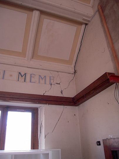 Fissure dans l'angle nord-est, côté clocher.