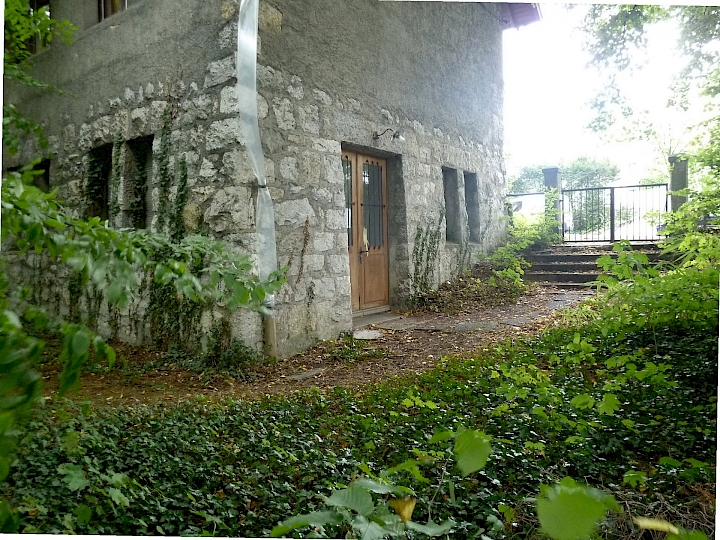 Vue sur l'accès au rez-inférieur de la Chapelle. Les deux colonnes du portail en granit en arrière-plan datent peut-être de la construction de la maison du pasteur Frank Duperrut.