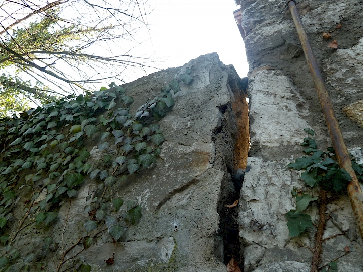 Le dispositif de murs et paillasse sur lequel sera remonté l'escalier fera office de contreforts au mur de soutènement
