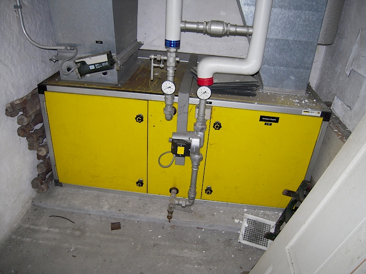 Monobloc de ventilation et de pulsion d’air chaud dans la nef conservé et remis en état. Cet appareil, installé peu avant la mise hors service de la chapelle, dans les années 80, n’a pratiquement jamais fonctionné. Il s’agit d’un ancien appareil presque neuf.