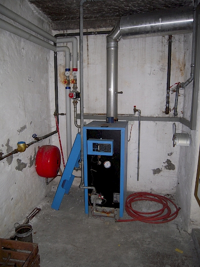 La moitié du local technique sera transformé en salle de bain. La chaudière atmosphérique à gaz existante sera remplacée par une chaudière à condensation performante et économique.