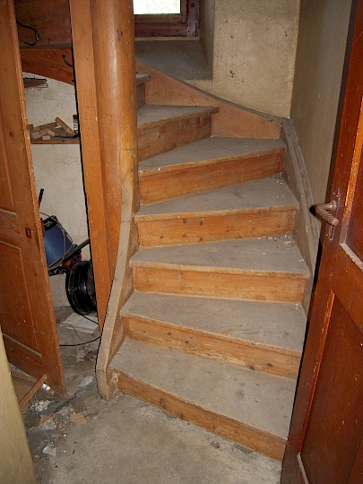 Escalier du beffroi en sapin, au niveau de la nef.